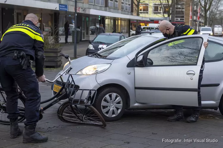 Fietsster gewond na aanrijding met auto in Haarlem