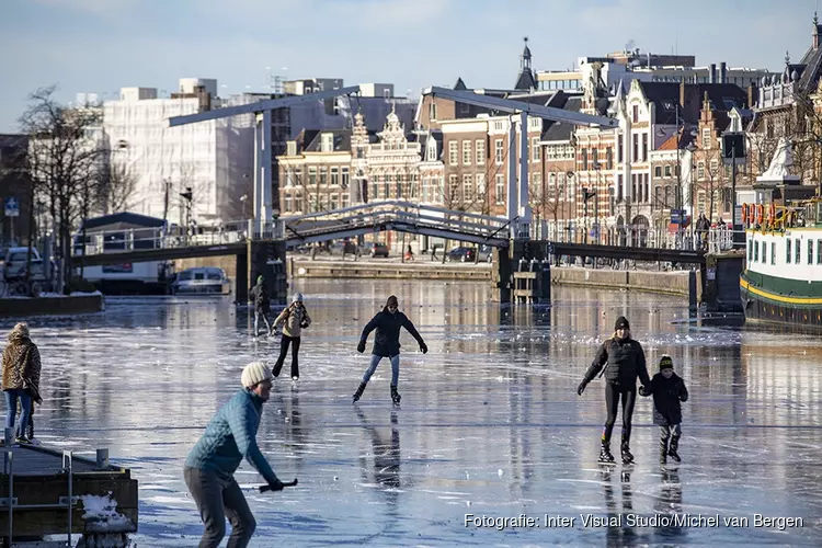 Schaatsers wagen zich op het Spaarne in Haarlem