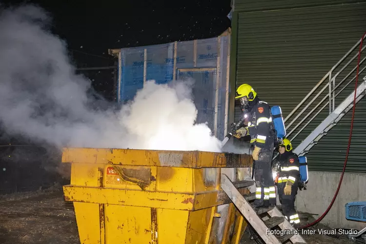 Brand in bouwafvalcontainer zorgt voor veel rookontwikkeling