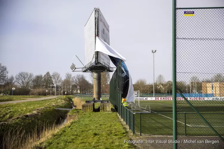 Groot reclamedoek stuk gewaaid langs de A9 bij Spaarndam