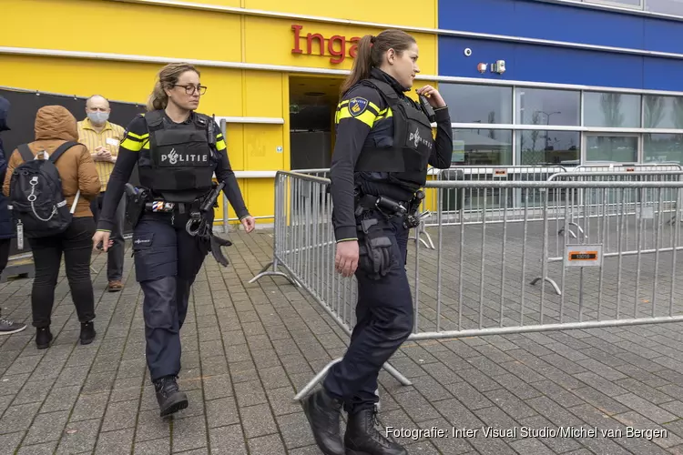 Agenten in kogelwerende vesten bij de Ikea Haarlem