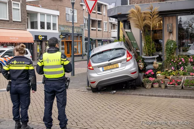 Auto tegen bloemenwinkel gereden in Heemstede