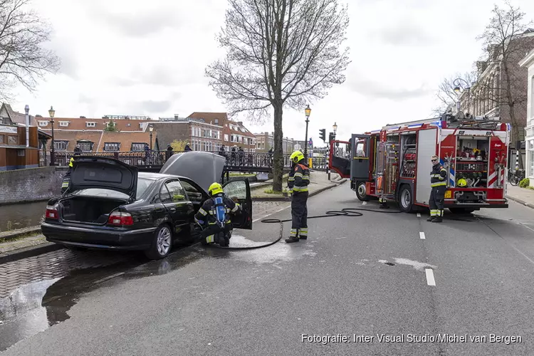 Geparkeerde auto in de brand aan de Leidsevaart in Haarlem