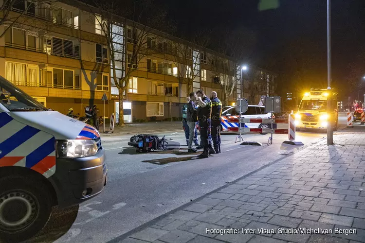 Scooterrijder gewond na harde crash bij wegwerkzaamheden Floris van Adrichemlaan