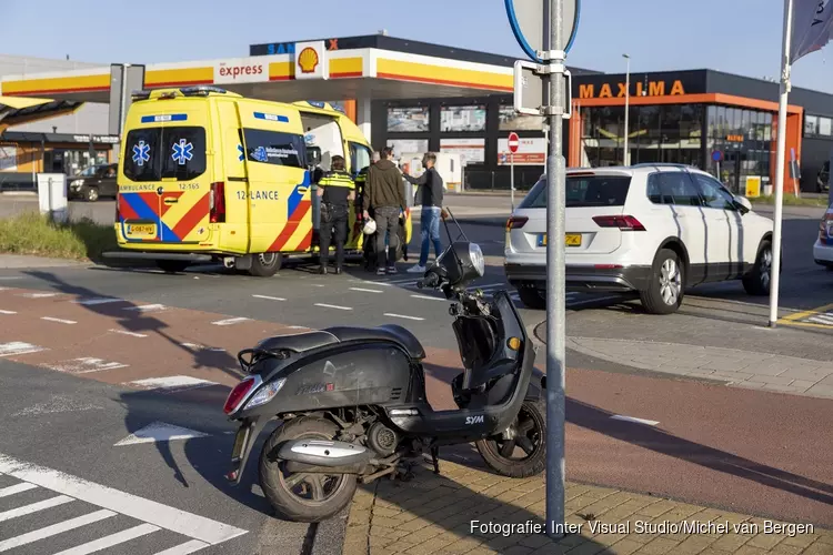 Scooterrijdster gewond na ongeval met auto in Haarlem