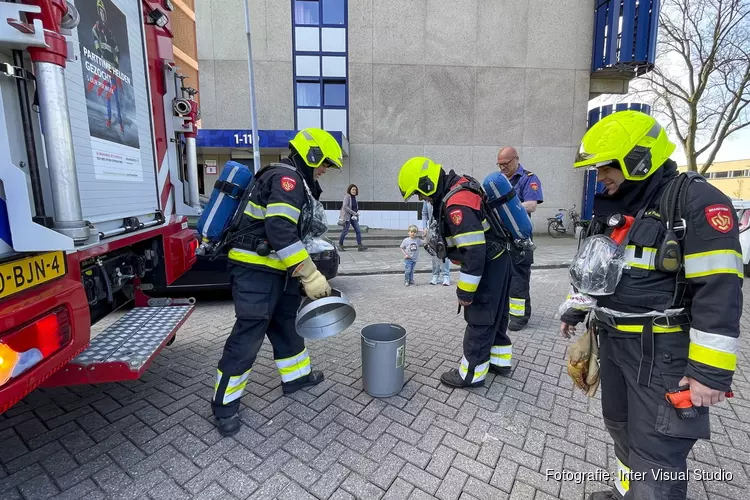 Brandje in prullenbak op 9e etage flat Claus Sluterweg