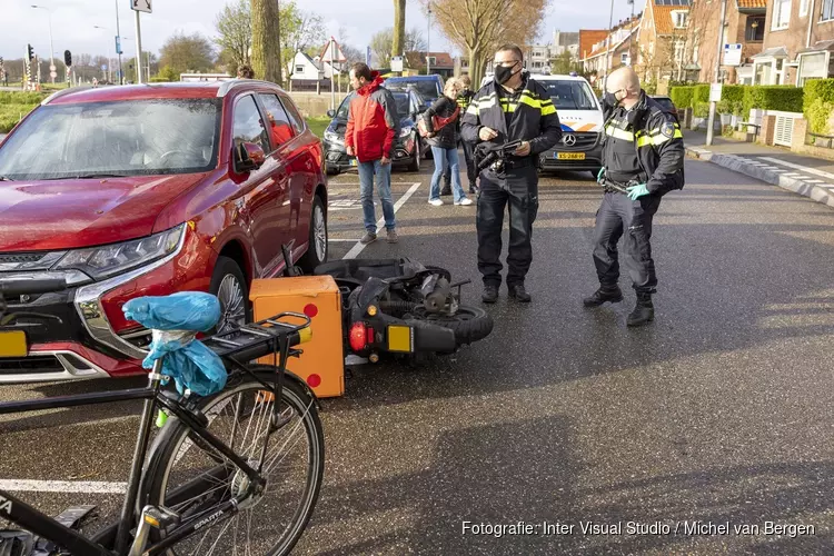 Maaltijdbezorger aangereden door auto op de Lorentzkade