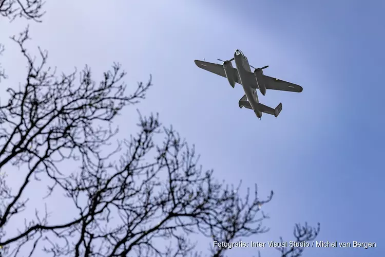 B-25 Mitchell bommenwerper boven provinciehuis in Haarlem