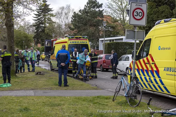 Driewieler te water langs de Burgemeester Van Doornkade in Heemstede