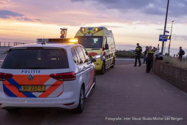 Pizzabezorger onderuit op de Boulevard Barnaart in Zandvoort