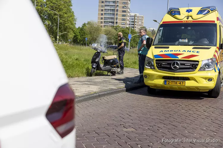 Scooterrijder gewond na botsing met auto in Haarlem