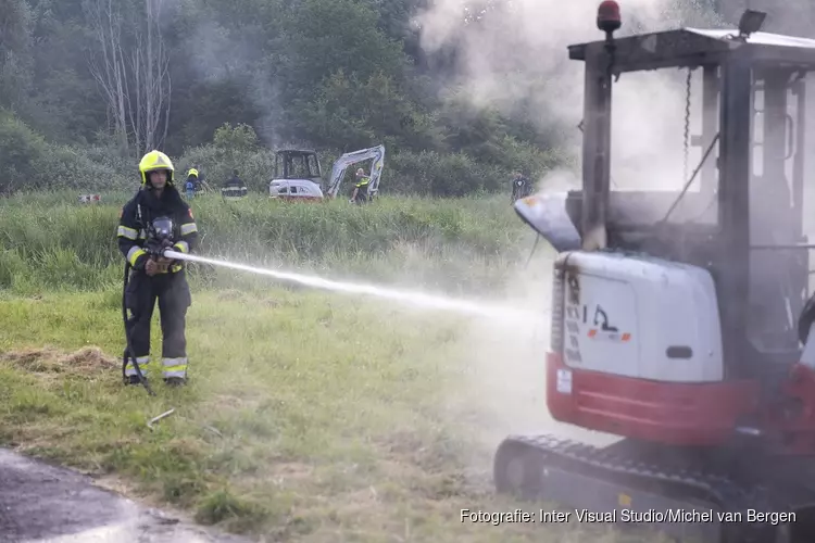 Twee graafmachines in de brand in recreatiegebied Spaarnwoude