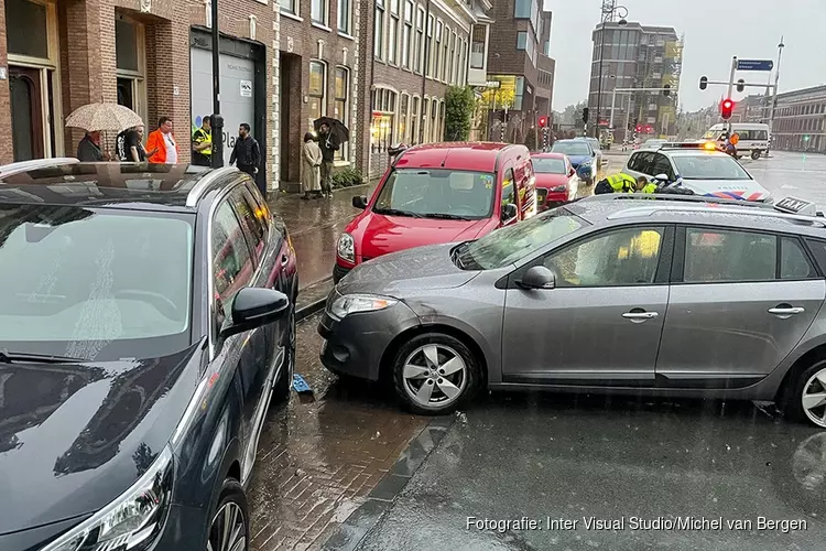 Taxi crasht door losgeraakte putdeksel tijdens noodweer in Haarlem