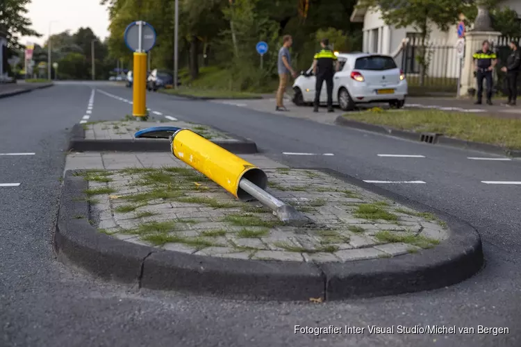 Drankrijder rijdt paaltje omver in Heemstede