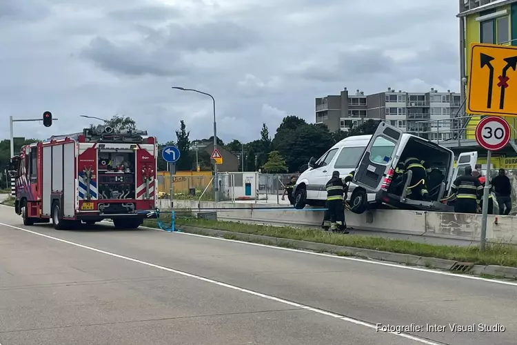 Rolstoelbusje komt vast te zitten: brandweer helpt