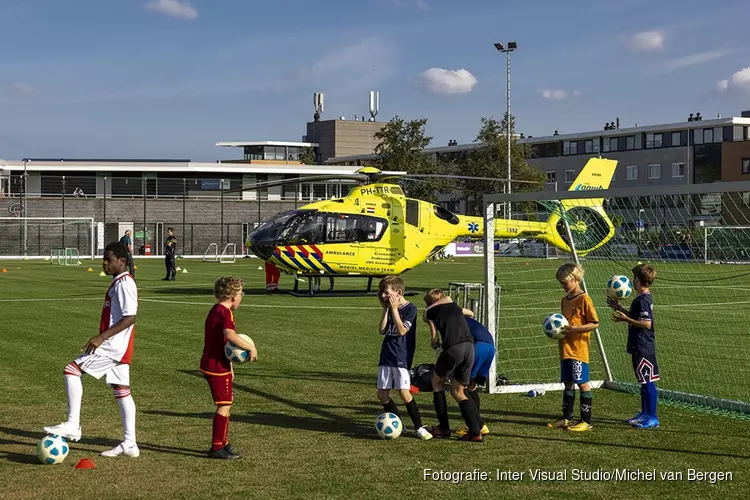 Traumahelikopter landt tijdens training op voetbalveld in Haarlem