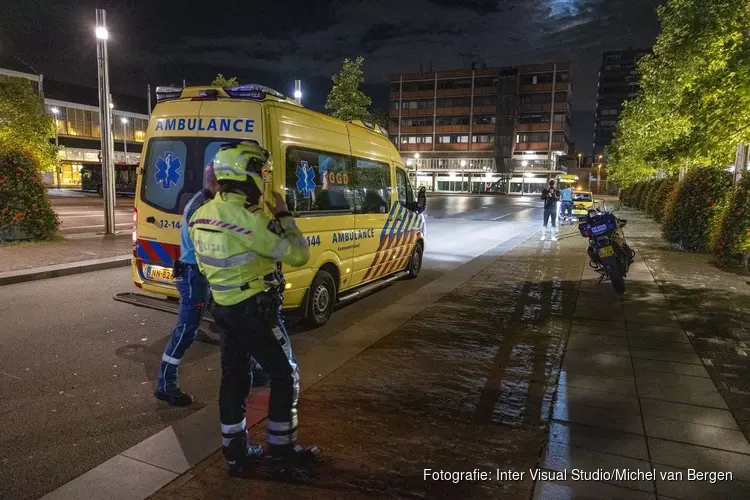 Fietser hard ten val op het Stationsplein in Haarlem