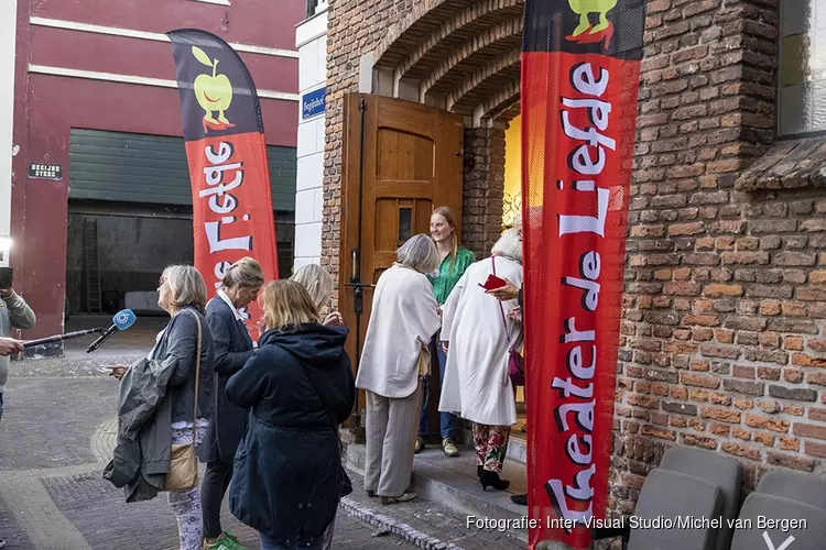 "Volle bak" bij voorstelling Theo Maassen. Gemeente Haarlem houdt situatie in de gaten