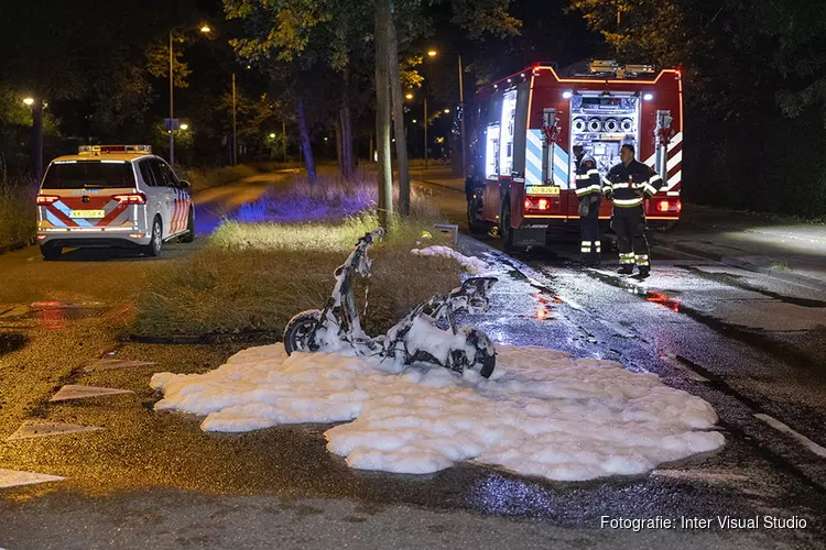 Scooter volledig uitgebrand aan de Glipperdreef in Heemstede