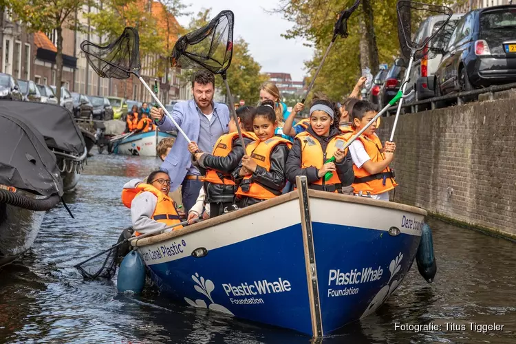 Vele Haarlemse handjes op pad voor een plasticvrije gracht èn stoep