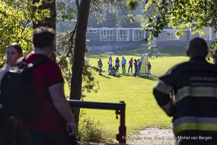 Jongetje met knie vast in spijl van goal in Bennebroek