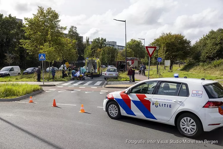 Fietsster gewond na aanrijding door busje op rotonde in Haarlem