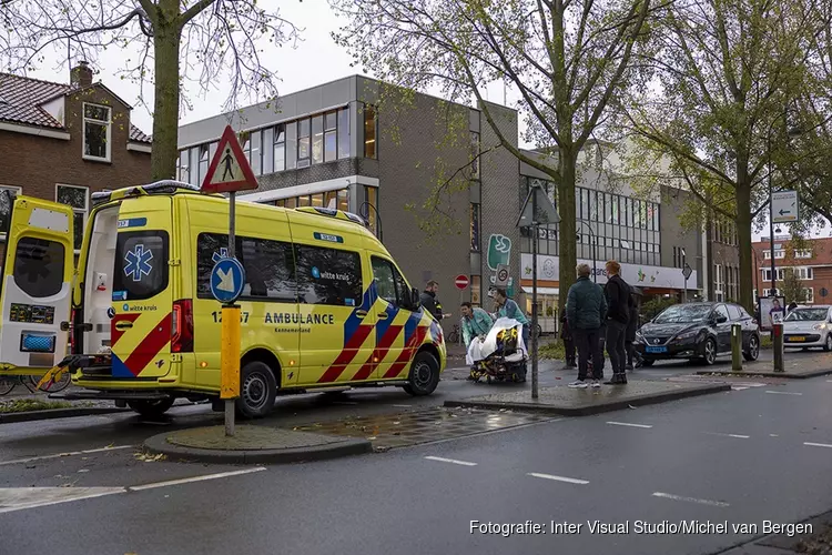 Oudere vrouw gewond na botsing met auto op de Westergracht