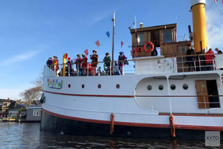 Pakjesboot Sinterklaas vaart door Haarlem