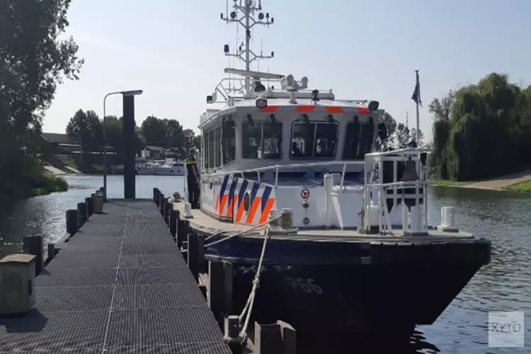 Politie bekeurt partygangers aan boord schip