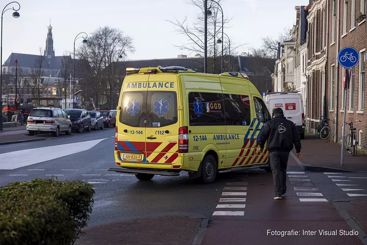 Fietsster gewond na botsing met bus van pakketbezorger in Haarlem