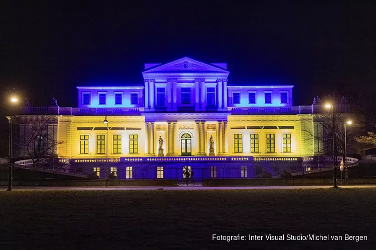 Provinciehuis in de kleuren van de vlag van Oekraïne