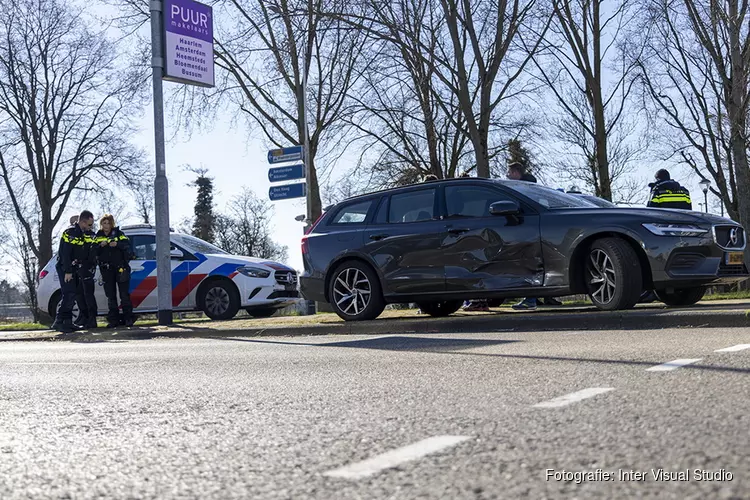 Politieauto onderweg naar ongeval botst tegen auto