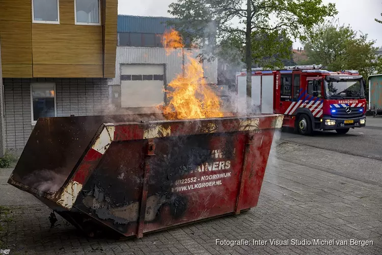 Veel rook en vlammen bij containerbrand in Haarlemse Waarderpolder