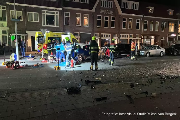 Vier gewonden bij ernstig ongeval in Haarlem, veroorzaker probeert te vluchten