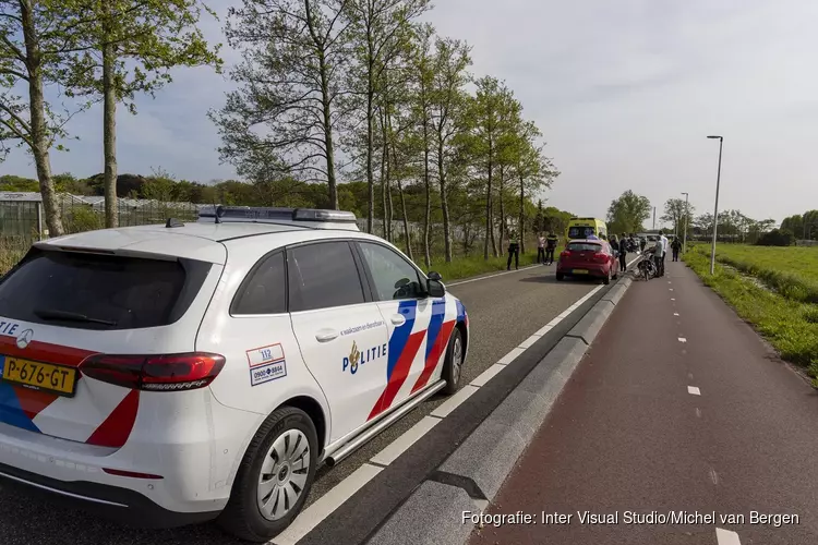 Fietser valt tegen busje op de Leidsevaartweg in Heemstede