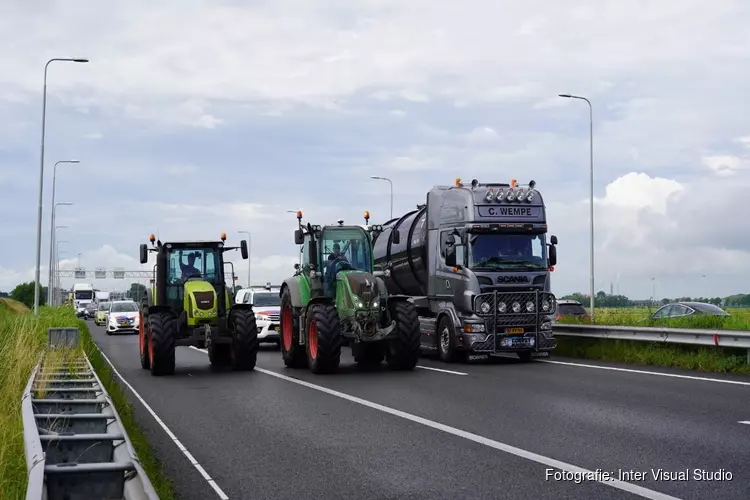 Boeren protesteren met blokkades op A9 en Mediapark