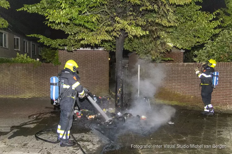 Meerdere rolcontainers afgebrand aan de Fien de la Marstraat in Haarlem