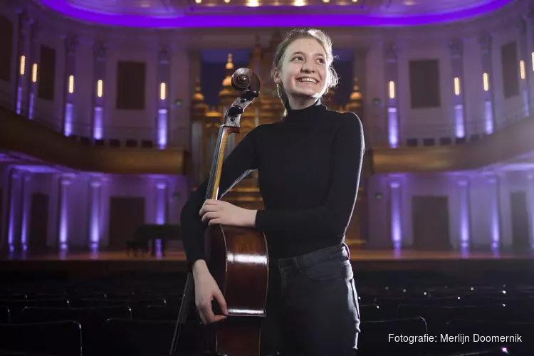 Celliste Hesce Mourits treedt op in de Lutherse Kerk in Haarlem