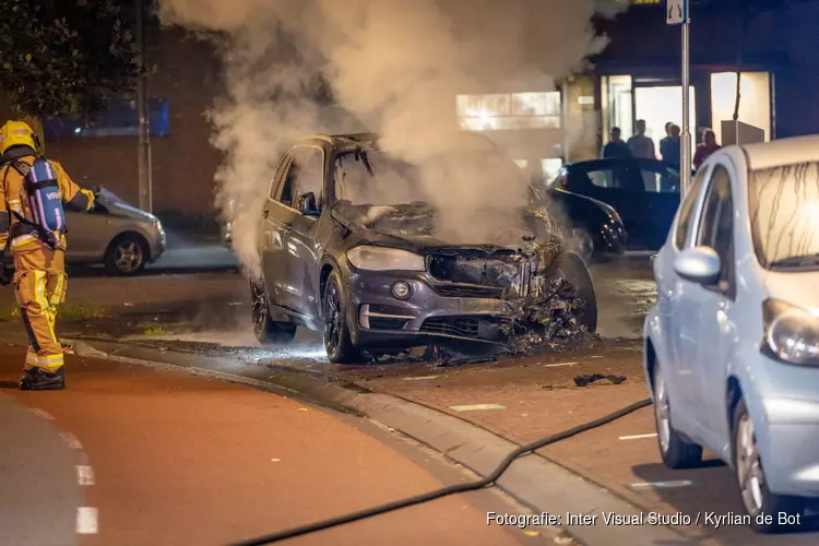 Elektrische auto door brand verwoest in Haarlem