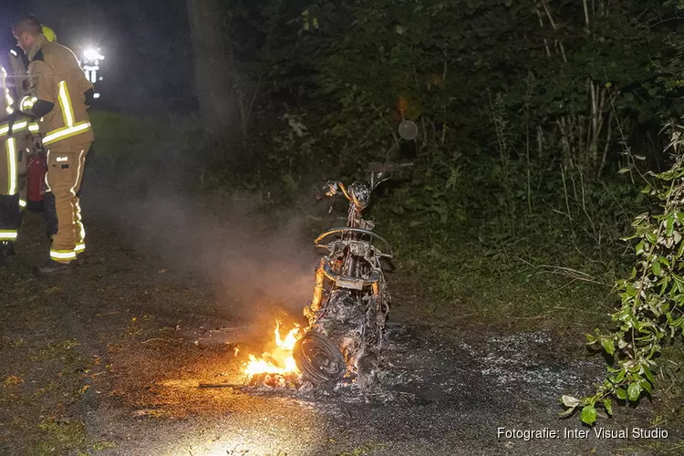 Scooter in de brand in park achter Engelandlaan in Haarlem