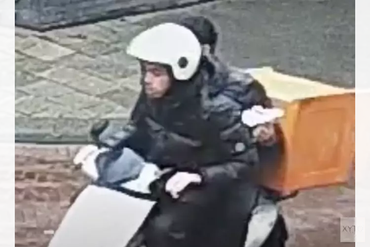 Wie herkent deze scooterbestuurder?