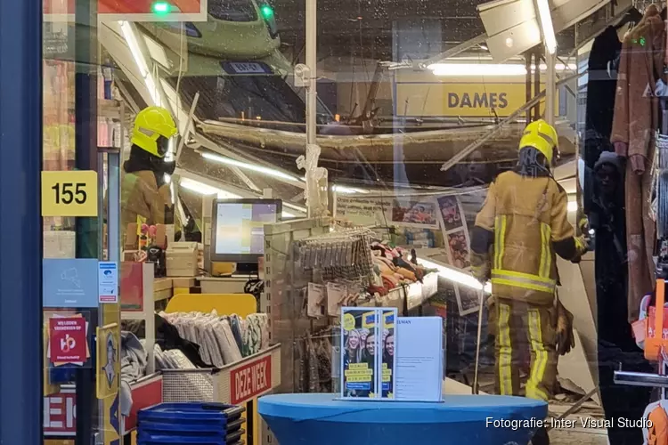 Plafond van Zeeman deels ingestort, winkelend publiek komt met de schrik vrij