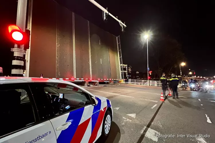 Man valt terwijl brug open gaat