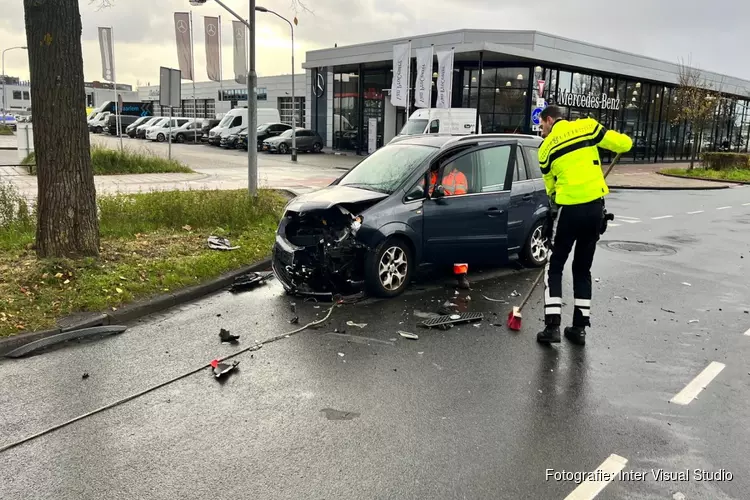 Twee auto&#39;s tegen elkaar gebotst in Haarlem