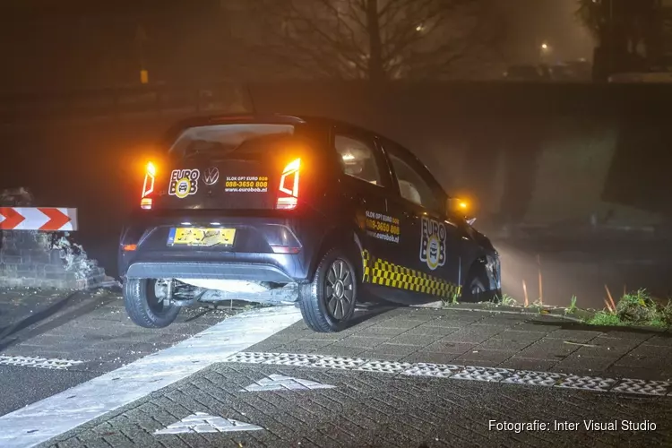 Bestuurder verliest controle en rijdt door muurtje