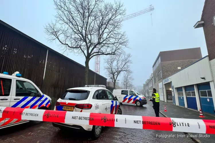 Man klimt in hijskraan in Haarlem