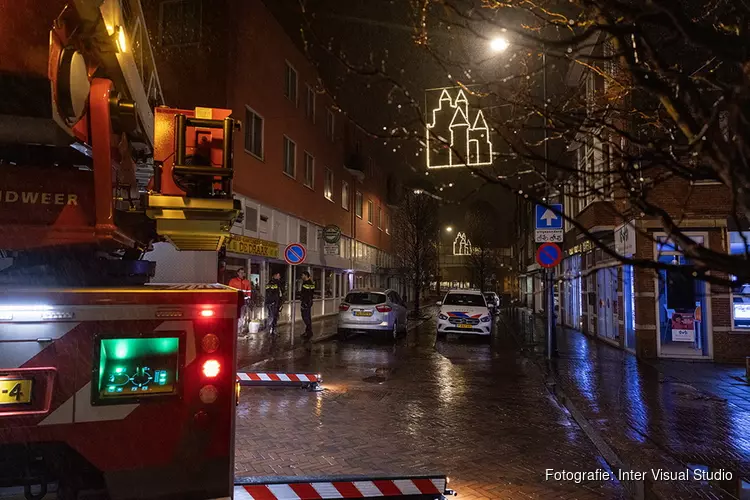 Fietser onderuit door feestverlichting in winkelstraat in Haarlem