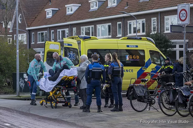 Man schrikt van auto en komt ten val in Haarlem