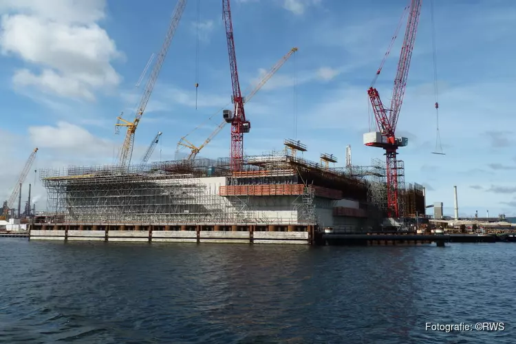 De sluizen van IJmuiden en de bouw van Zeesluis IJmuiden