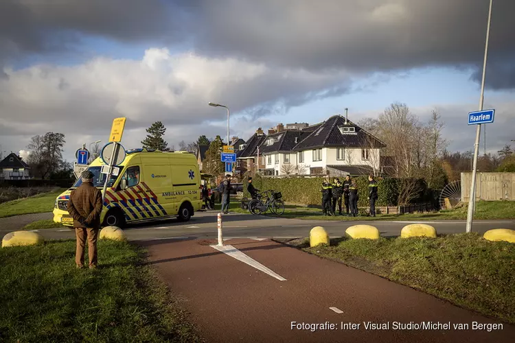 Fietser gewond na aanrijding met busje op de Dijkzichtlaan